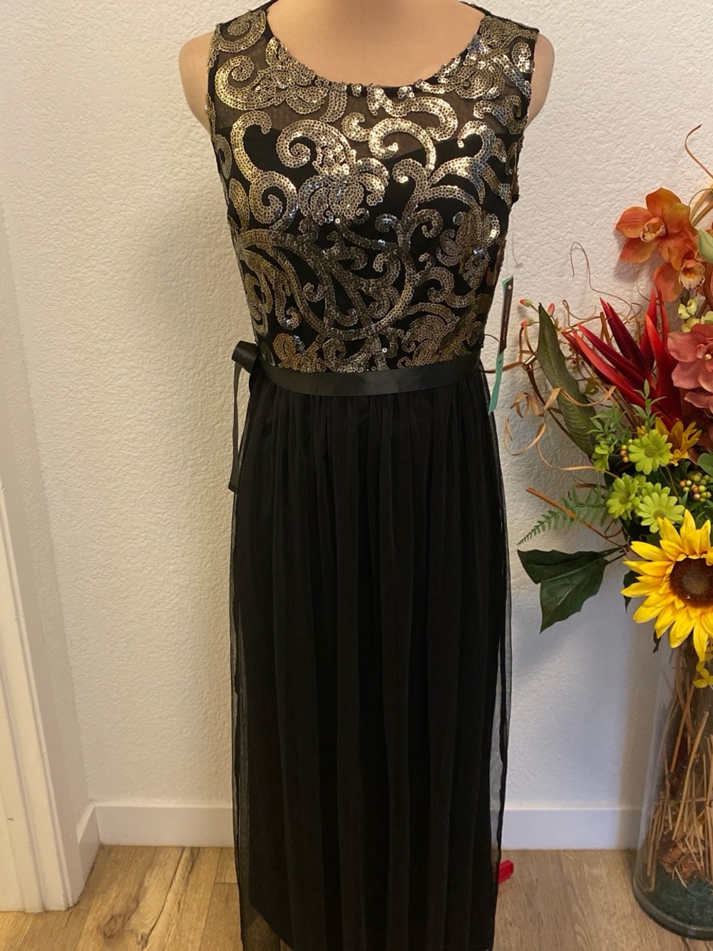 Black & Gold M size Sequin Bodice Sleeveless Evening Dress